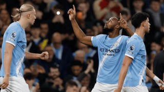 一场2-2，改变英超争冠格局，瓜迪奥拉气炸了：争冠形势恶化