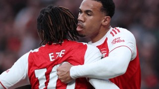 2-1险胜！乌龙球+红牌，阿森纳掀翻切尔西，曼城被甩开5分