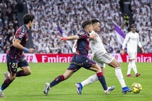 随着巴萨1-2，马竞1-0，皇马2-0，西甲积分榜产生，巴萨1分领跑